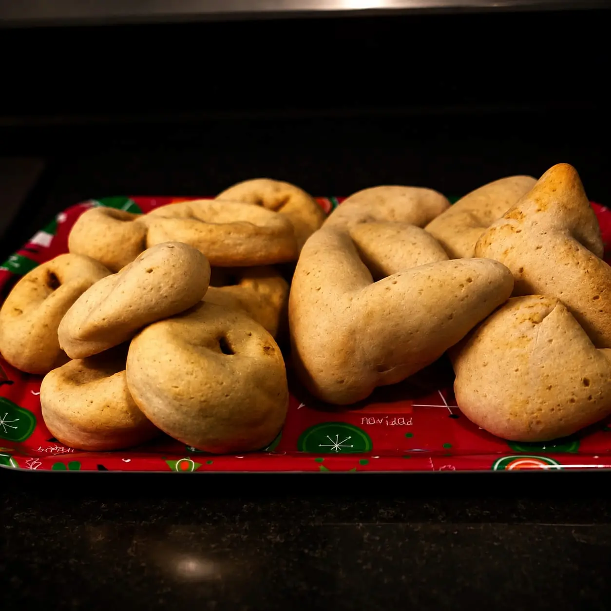 Pan de yuca artesanal recién horneado, dorado y crujiente